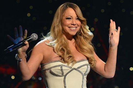 643c6e4ba8321ebf767976f8c827a12e 550x365 Wardrobe Malfunction: Mariah Carey Nip Slip